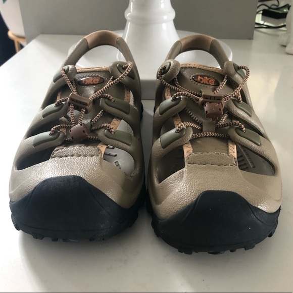 Crocs Sz 8 “Bite Collection” Good condition Mens size 6 - Picture 8 of 8